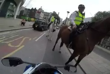 Flic à cheval arrête un motard un peu trop pressé