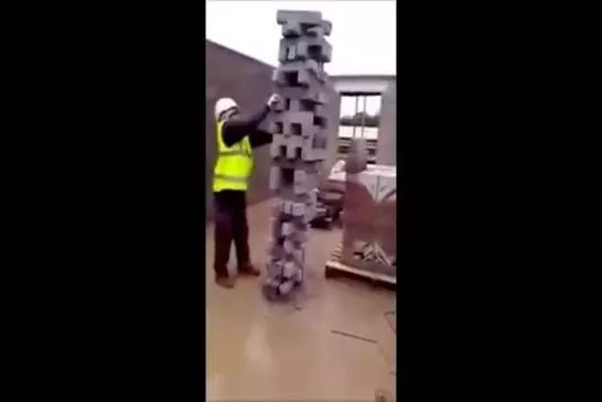 Travailleurs de la construction jouent jenga