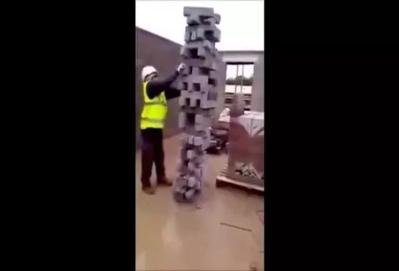 Travailleurs de la construction jouent jenga