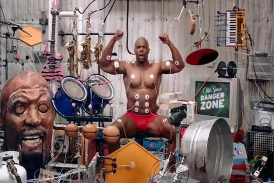 Terry Crews jouer de la batterie avec des muscles