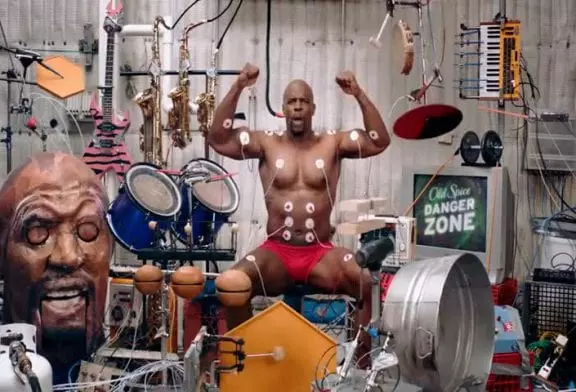 Terry Crews jouer de la batterie avec des muscles