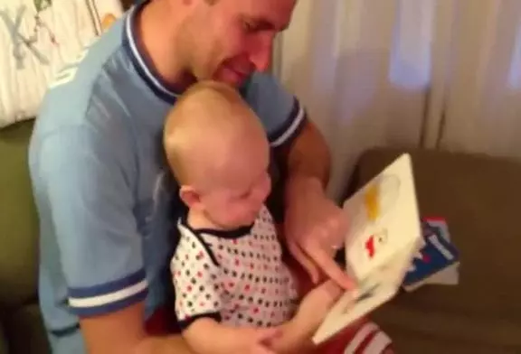 Bébé découvre un livre hilarant