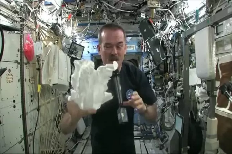 Essorer un chiffon humide dans l’espace