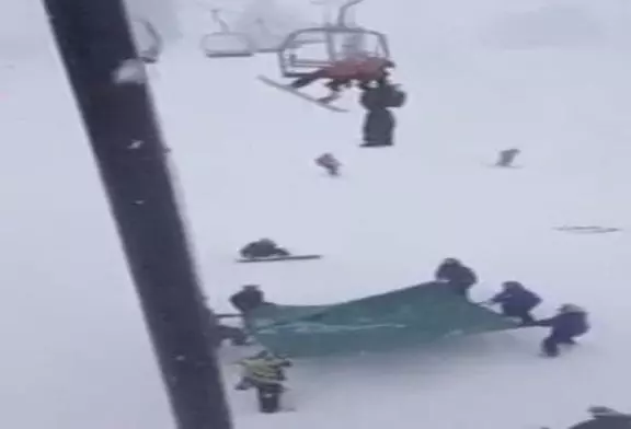 Snowboarder tombe d’un télésiège