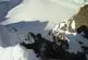 Skieur tombe d'une immense falaise rocheuse