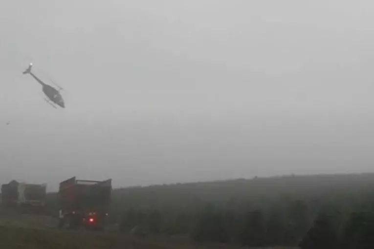 Incroyable pilote d'hélicoptère utilise l'inertie pour remplir un camion