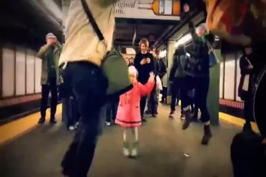 Adorable moment dans le métro