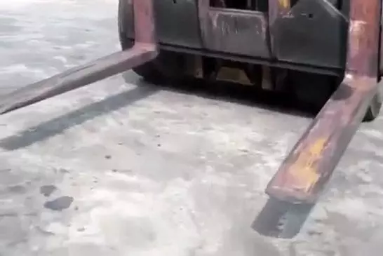 Précision incroyable avec un énorme bulldozer