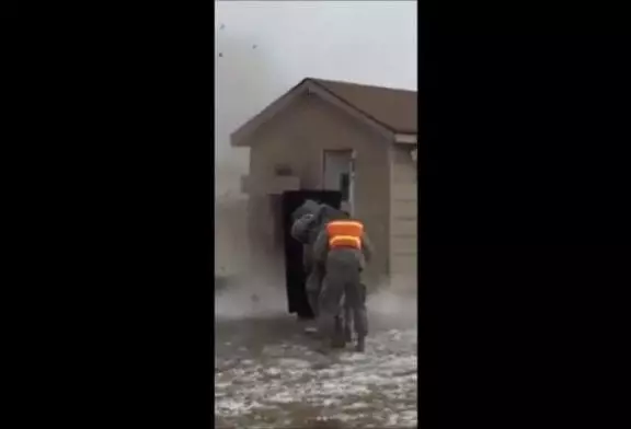 Foncer tête baissée dans la porte d'entrée