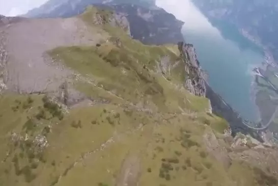 Frôler la mort en base jump