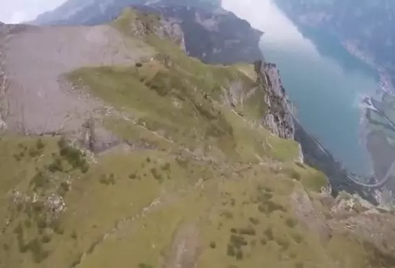 Frôler la mort en base jump