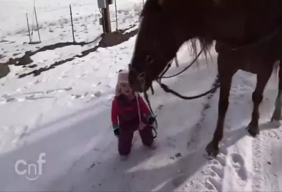 Petite fille et son cheval Cannelle