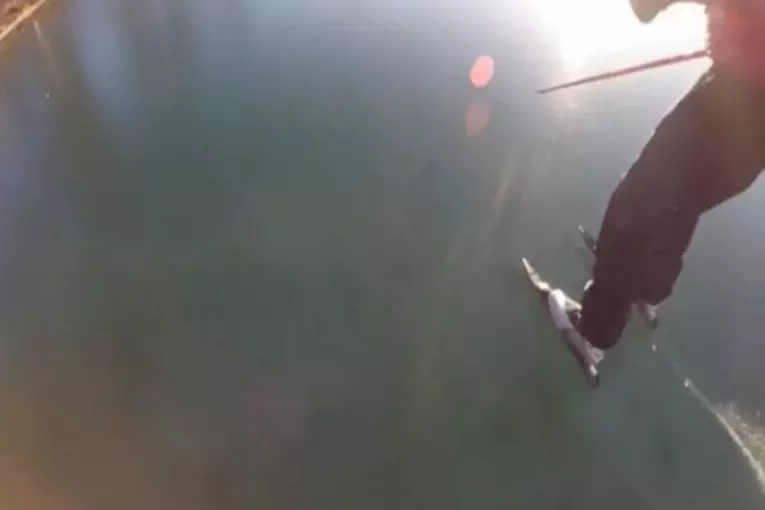 Patin à glace sur un lac limpide en Suède