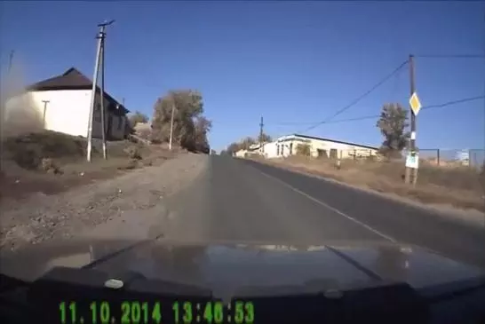 Camion-citerne se écrase dans la voiture puis se airs