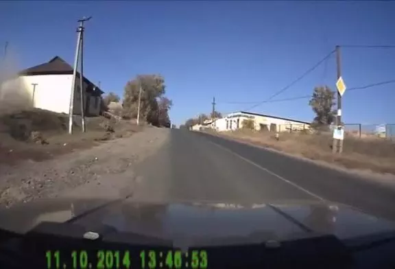 Camion-citerne se écrase dans la voiture puis se airs