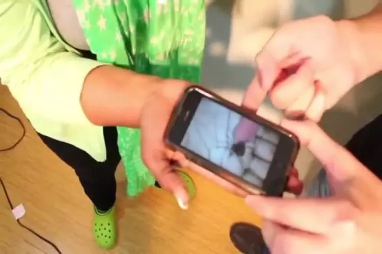 Fou tour du téléphone mobile avec une araignée