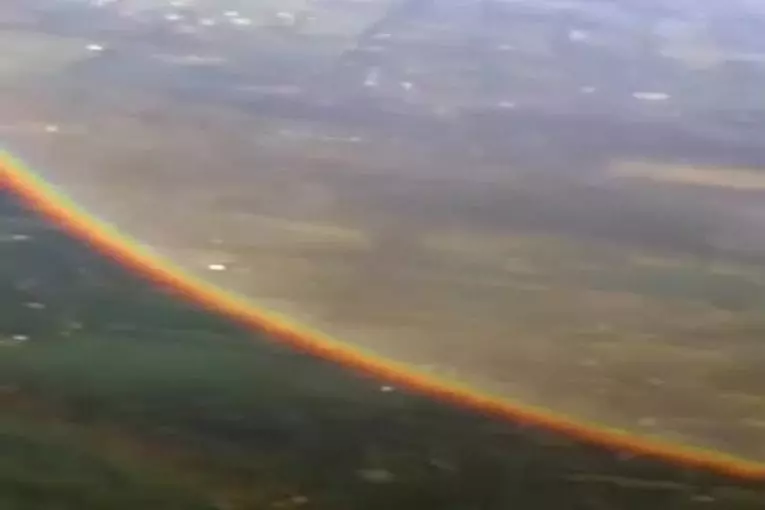 Ce est ce que un arc en ciel ressemble à d’un avion