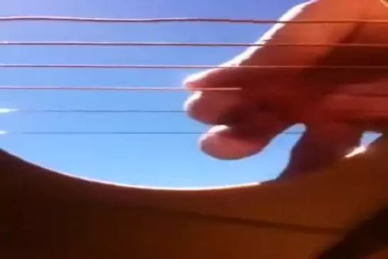 Iphone 4 à l’intérieur une oscillation de la guitare