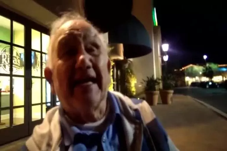 Vieil homme raconte une blague sale