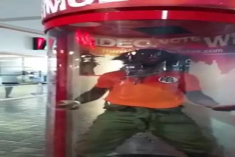 Super Sayian trois dans un simulateur commercial des ouragans