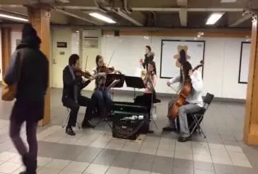 La musique classique et le ballet improvisé dans le métro