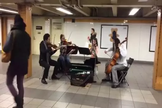 La musique classique et le ballet improvisé dans le métro