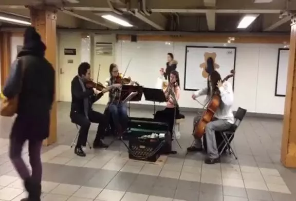 La musique classique et le ballet improvisé dans le métro