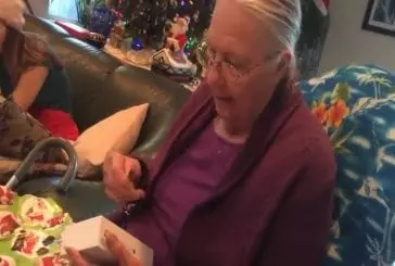 Grand-mère obtient un iphone de chocolat