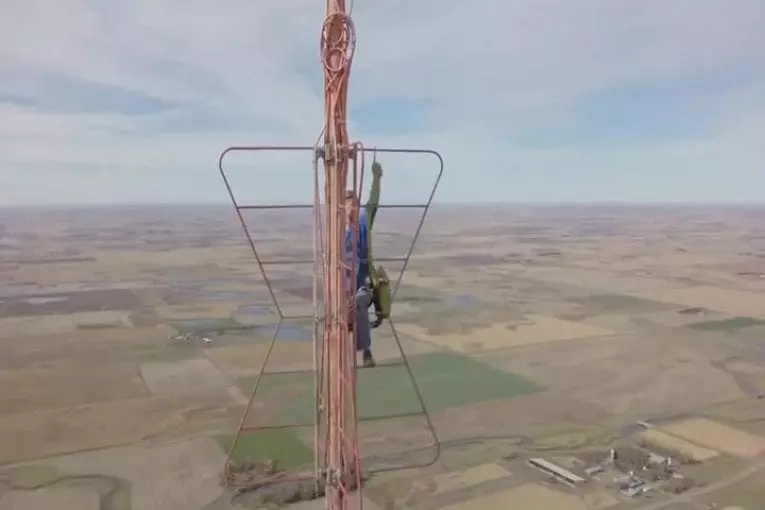 Changer une ampoule au sommet d'une tour de 500 mètres de haut