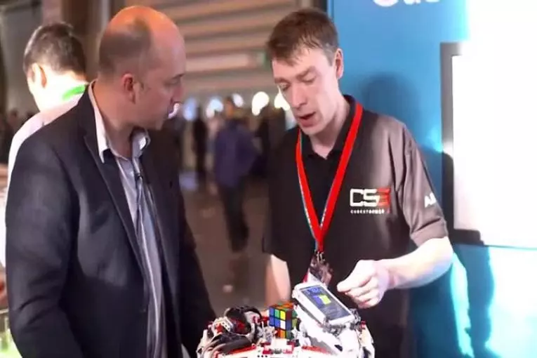 Robot Lego bat le record du monde de Rubik's Cube