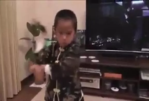 Petit enfant veut être bruce lee