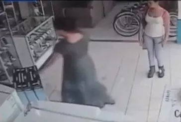 Femme vole une télé plasma sous sa jupe