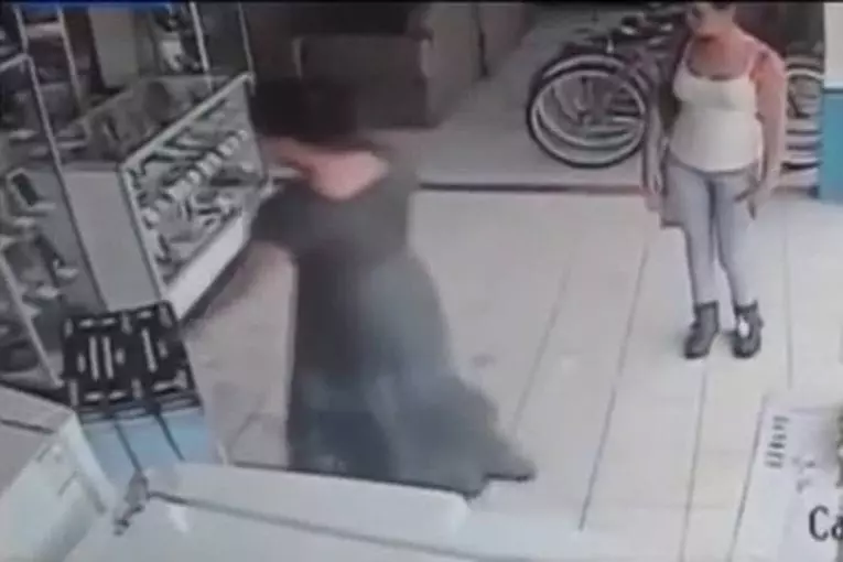Femme vole une télé plasma sous sa jupe