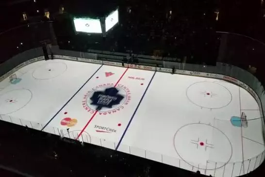 Projection son et lumière sur une patinoire