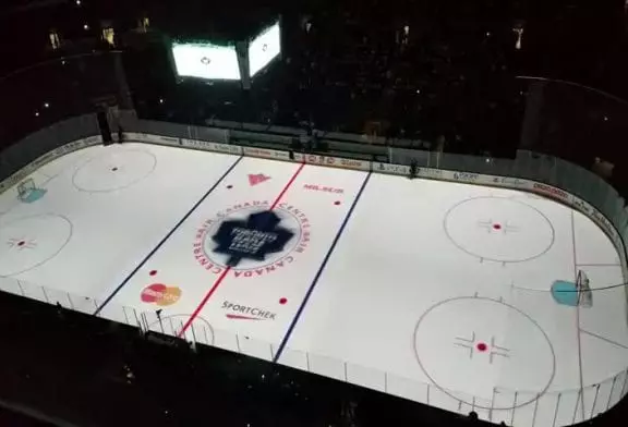 Projection son et lumière sur une patinoire