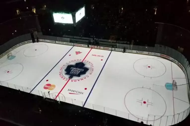 Projection son et lumière sur une patinoire