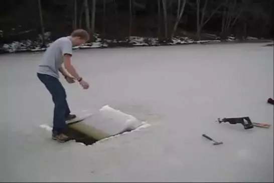 Piscine sous la glace