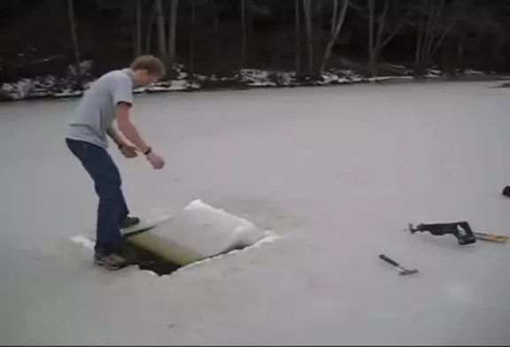 Piscine sous la glace