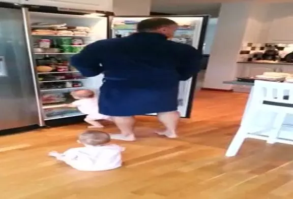 Bébés jumeaux sont excités à manger