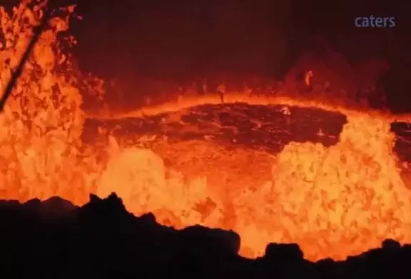 Regarder ce gars guimauves rôties sur un volcan