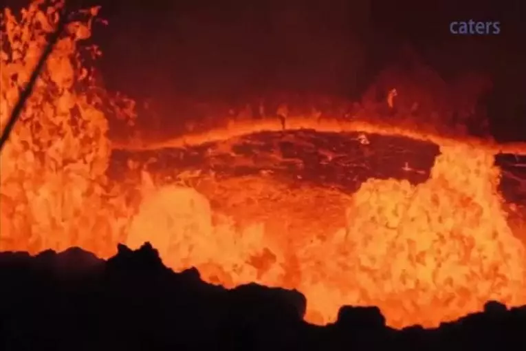 Regarder ce gars guimauves rôties sur un volcan