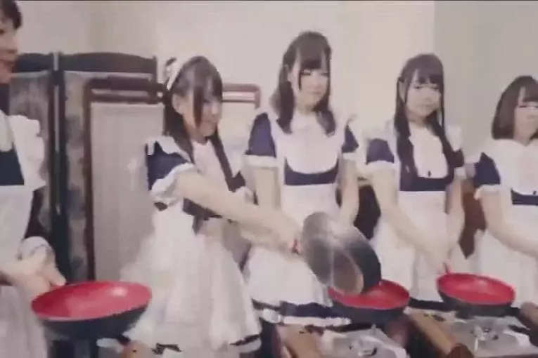 Une centaine de grésillement japanes servantes