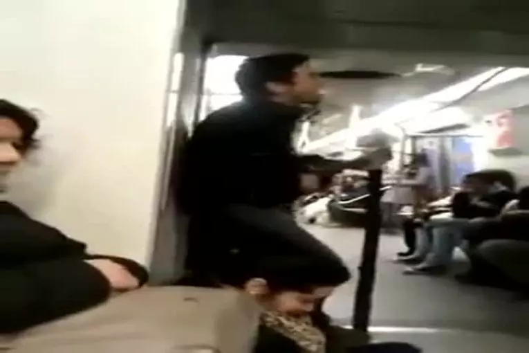 Fou jouer de la guitare dans un train