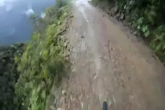 POV de la base de vélo sauter route en corniche