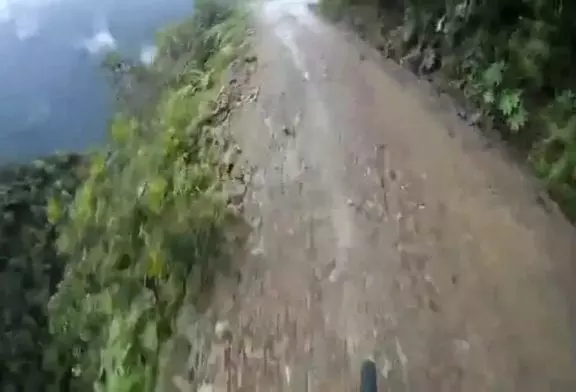 POV de la base de vélo sauter route en corniche