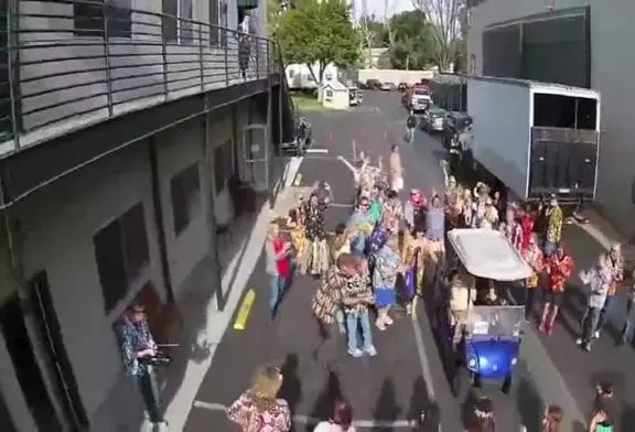 93e anniversaire flash mob de Betty White