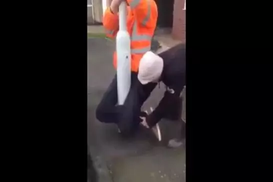 Blague du gars coincé sur un lampadaire