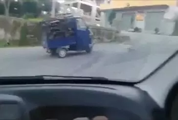 Observateurs hystériques en train de filmer un mini voiture qui ne parvient pas à gravir une côte