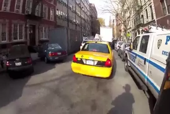 Officier NYPD escorte un motard qui roule sur le trottoir