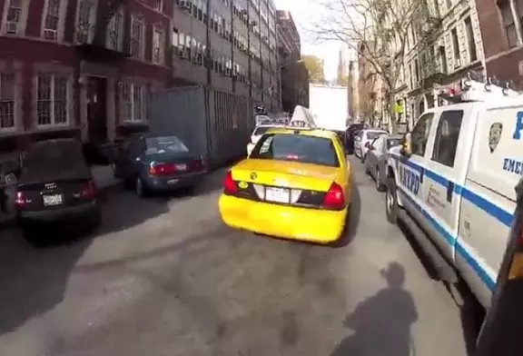 Officier NYPD escorte un motard qui roule sur le trottoir